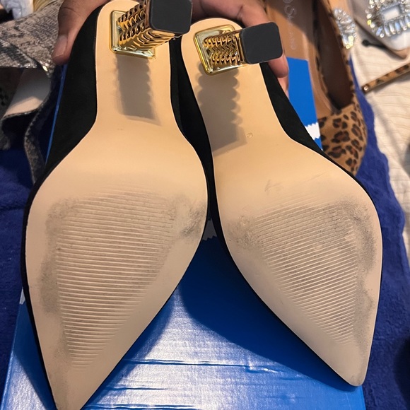 Black pumps gold heel may run small - Picture 2 of 2